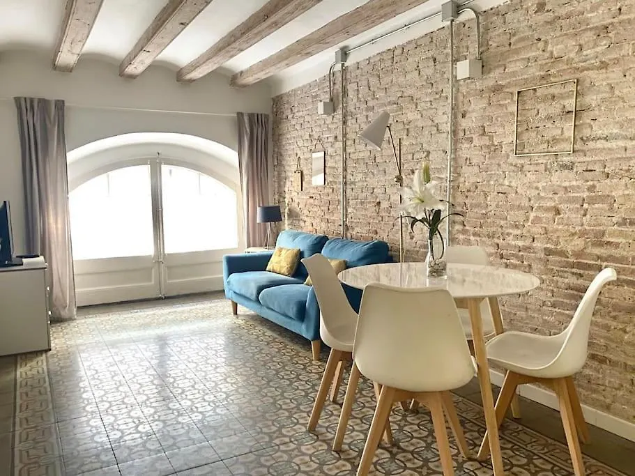 Revamped Historic 3 Rooms Apartment In Barcelona Center