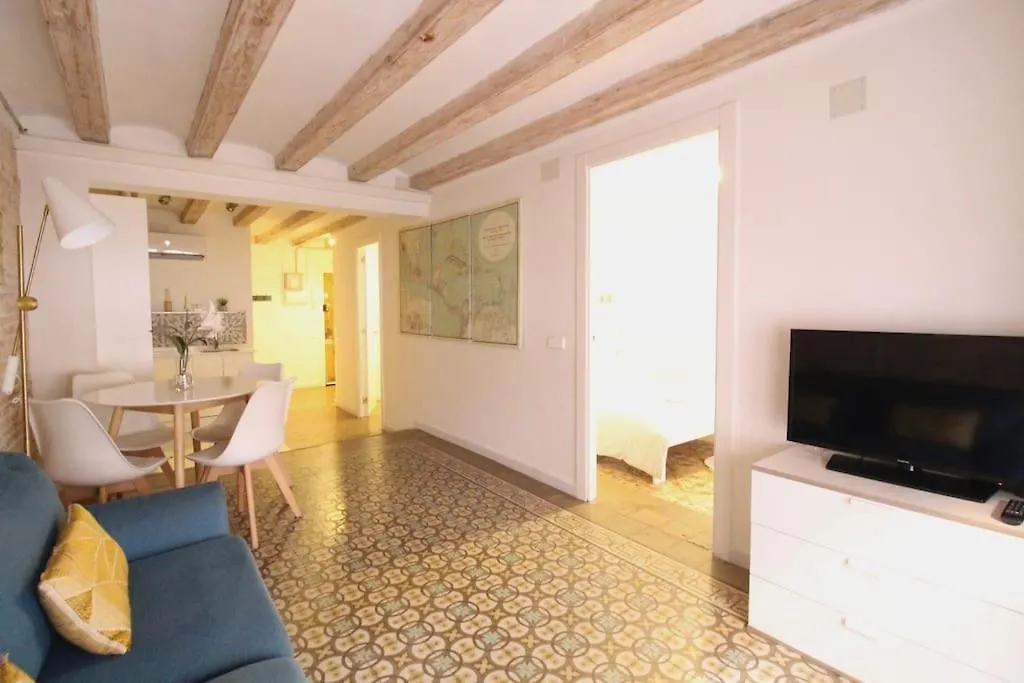 Revamped Historic 3 Rooms Apartment In Barcelona Center