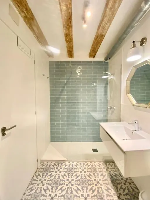 Revamped Historic 3 Rooms Apartment In Barcelona Center