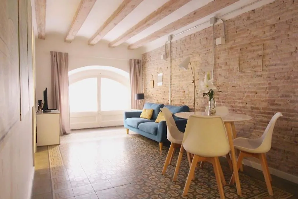 Revamped Historic 3 Rooms Apartment In Barcelona Center