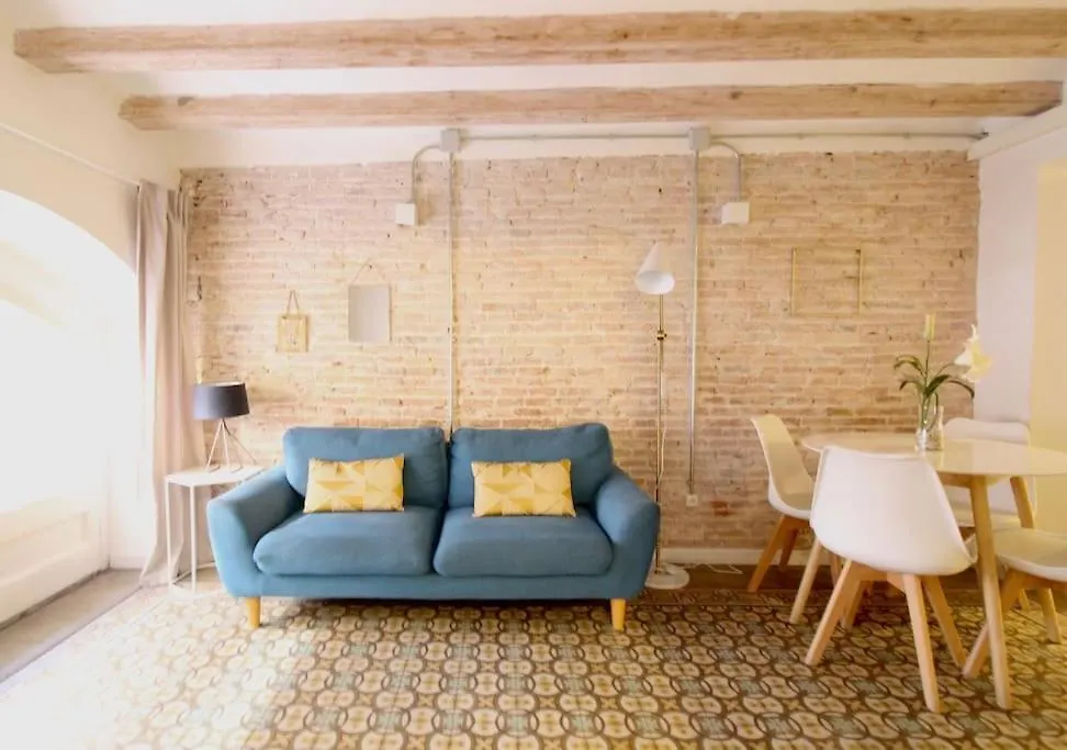 Revamped Historic 3 Rooms Apartment In Barcelona Center