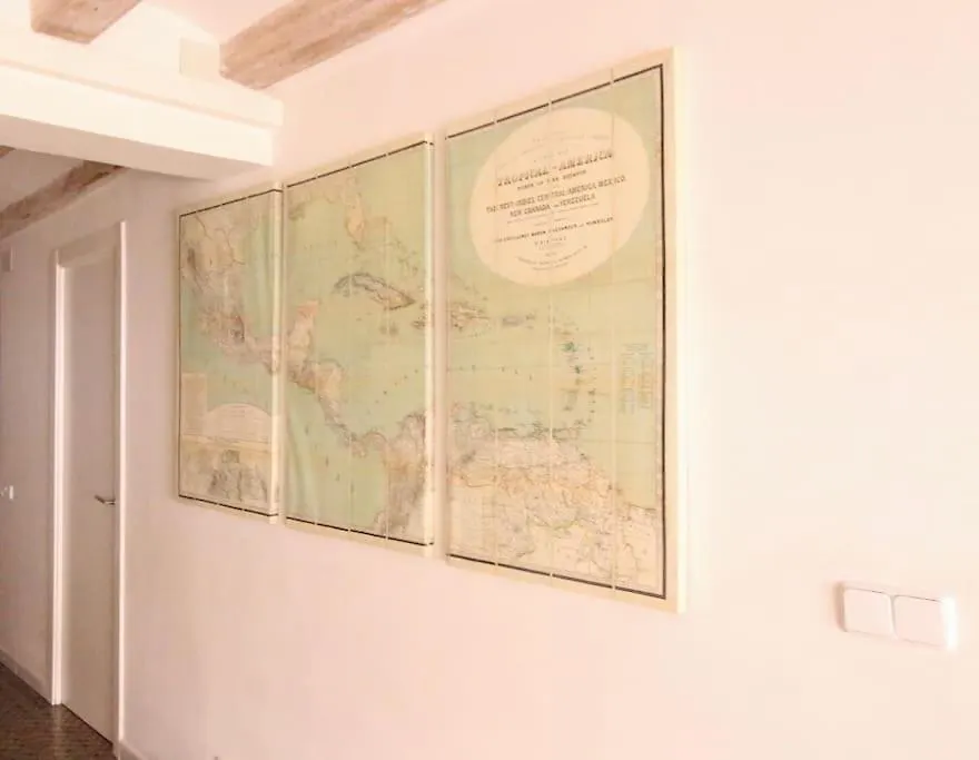 Revamped Historic 3 Rooms Apartment In Barcelona Center ספרד