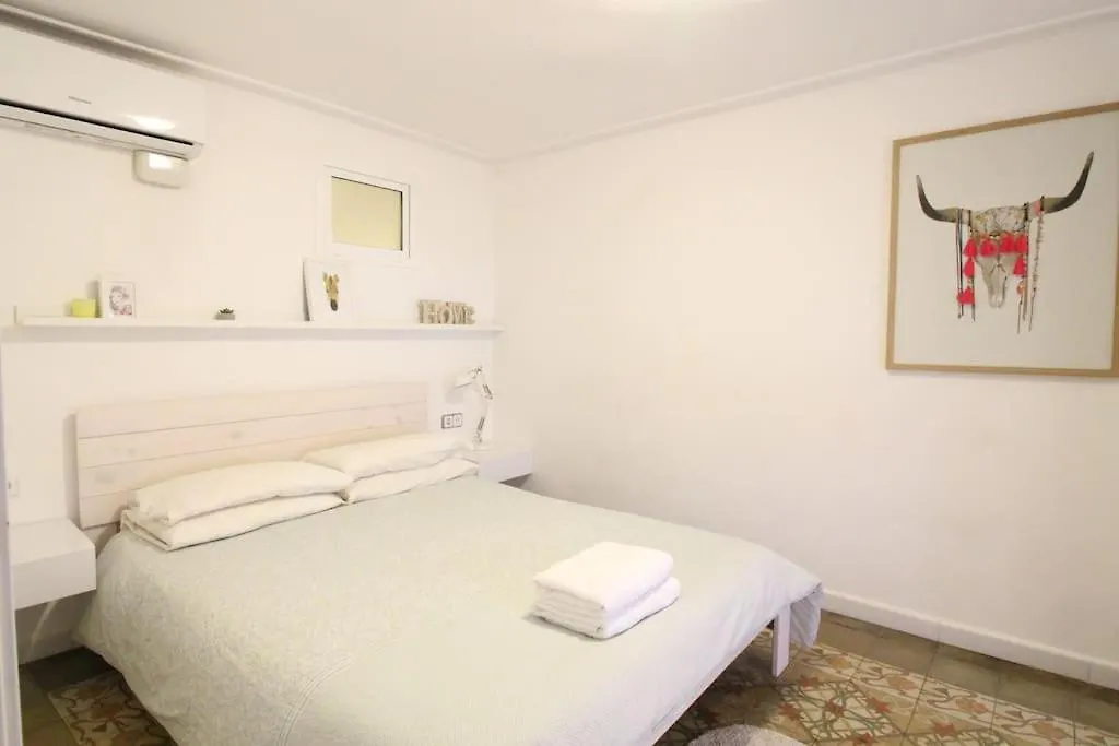 Revamped Historic 3 Rooms Apartment In Barcelona Center