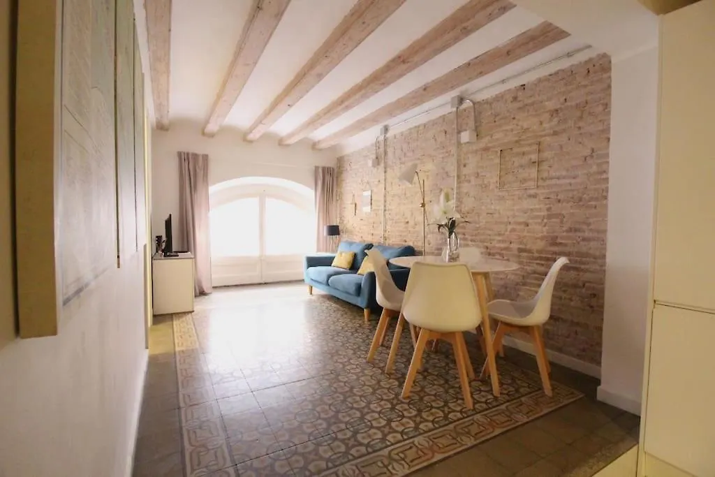 Revamped Historic 3 Rooms Apartment In Barcelona Center ספרד